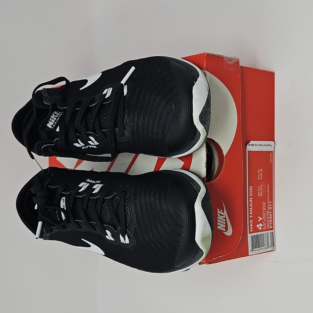Kids Childrens Nike Sneakers Tanjun Black Whie Size 4Y Gently Used Original Box